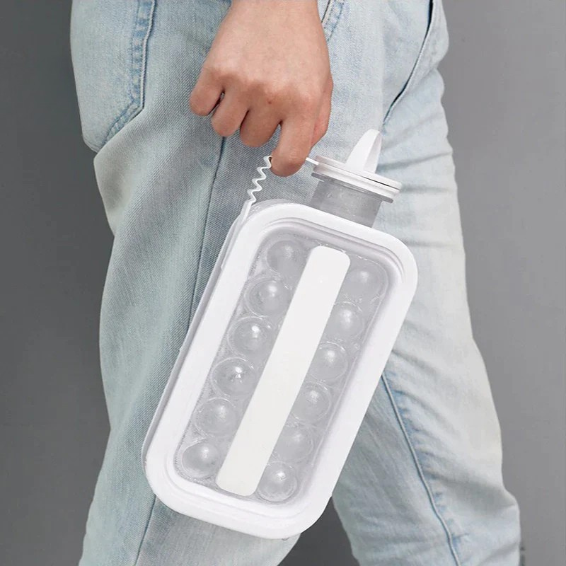 2-in-1 Flasche mit integriertem Eiswürfelform 