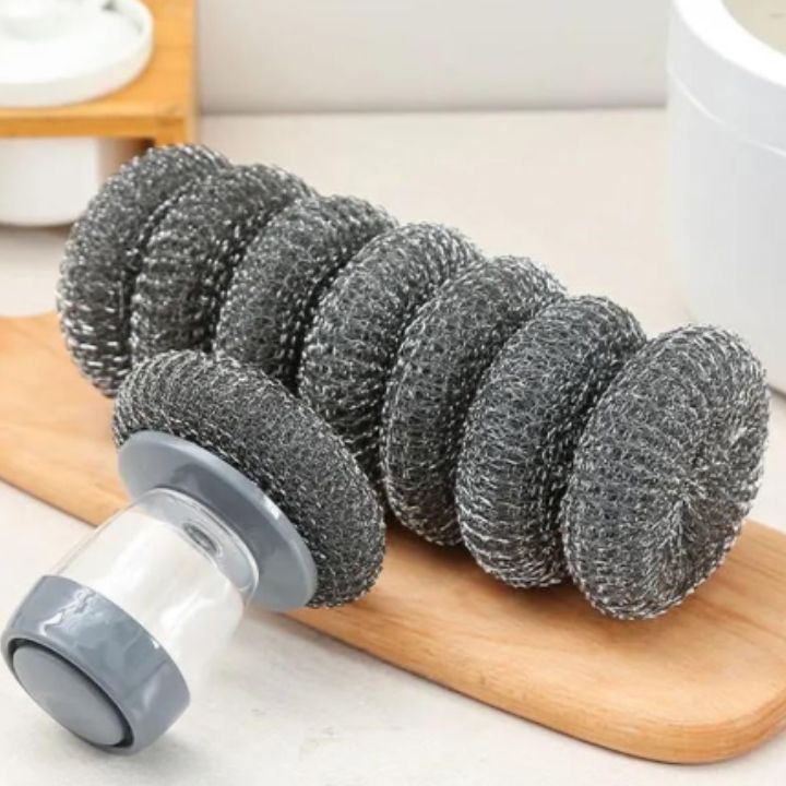 Scraper brush with reservoir for quick cleaning 