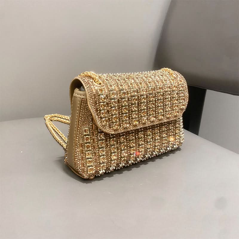 Shine in the evening with this glamorous rhinestone clutch 