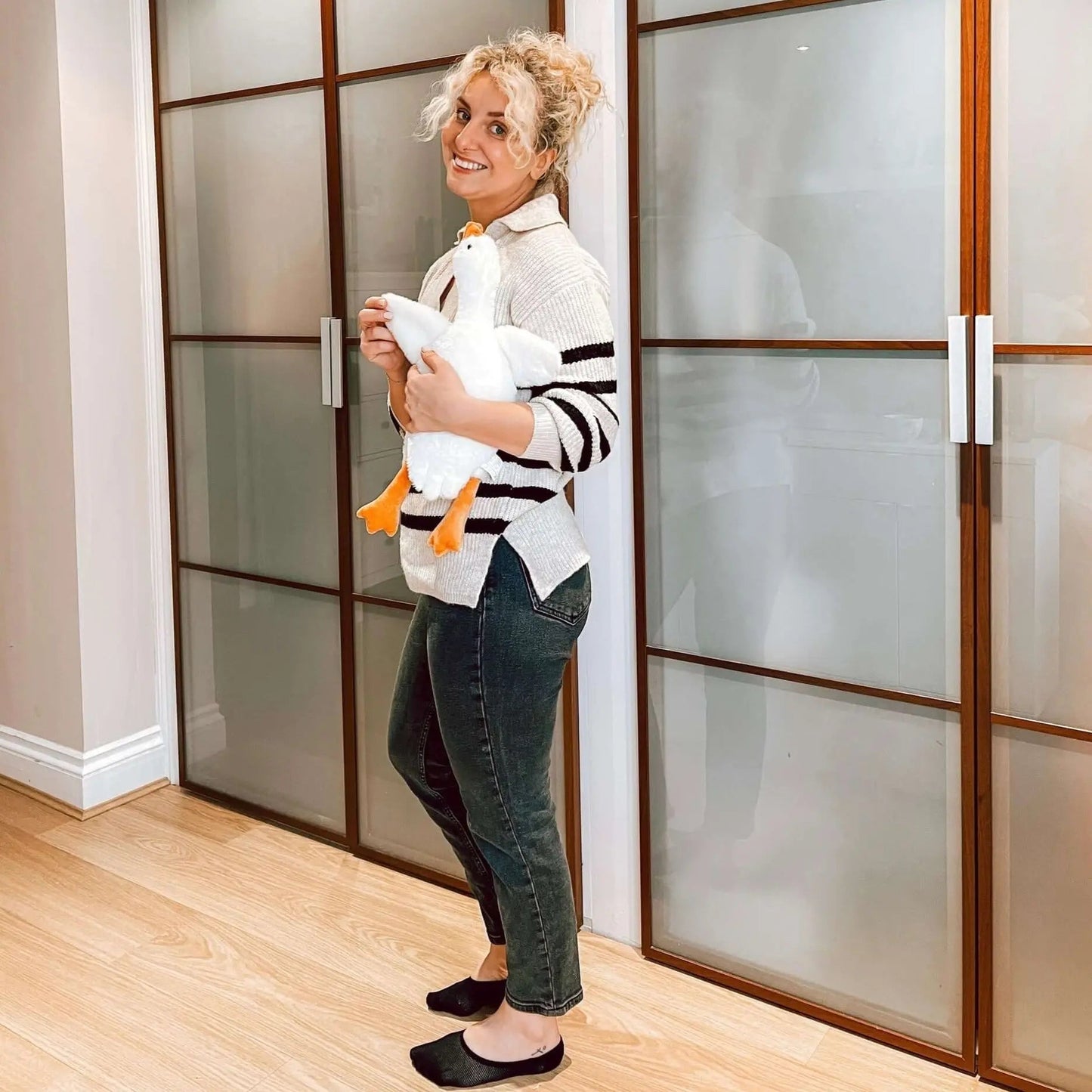 Ajándékozzon magának egy kis gyengédséget ezzel a hatalmas, liba formájú párnával. 